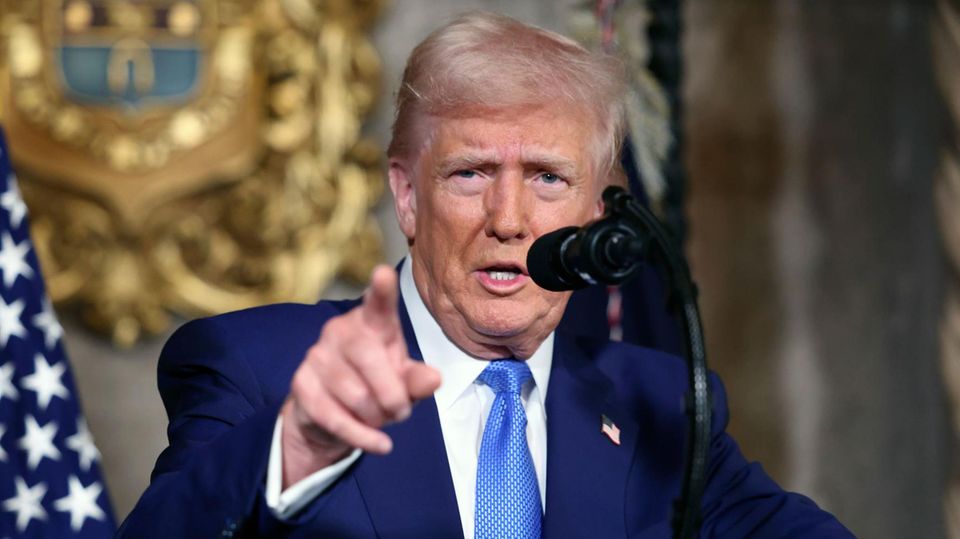 Trump gibt dem ukrainischen Präsidenten Selenskyj Mitschuld am Ukraine-Krieg: Es gebe in der Ukraine „eine Führung, die einen Krieg zugelassen hat, den es nie hätte geben dürfen“.