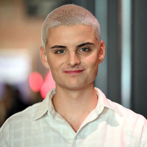 Newsinfluencer Fabian Grischkat smiles in the camera