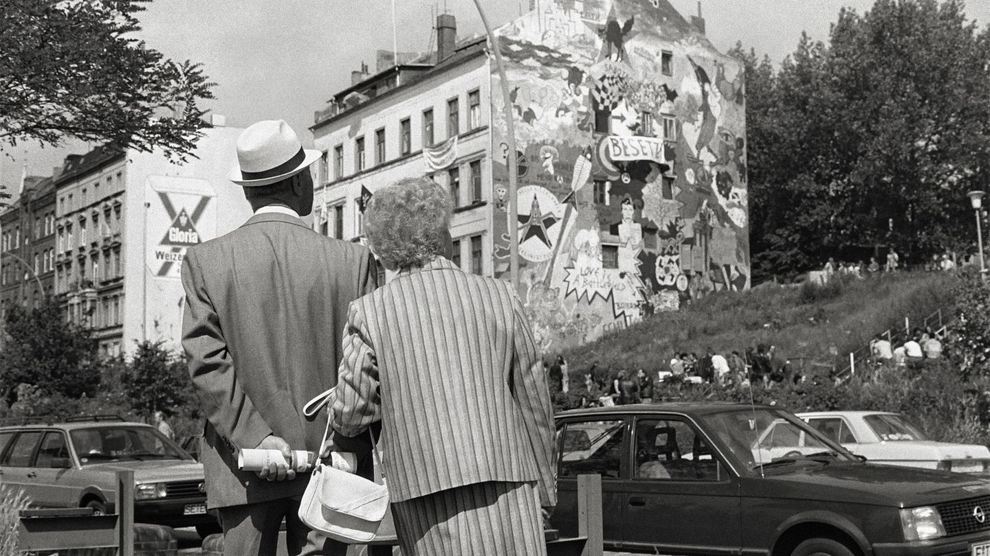 Ein älteres Paar flaniert 1987 durch Hafenstraße