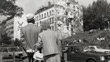 Ein älteres Paar flaniert 1987 durch Hafenstraße