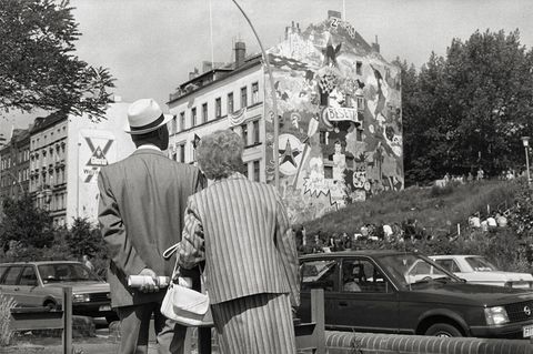Ein älteres Paar flaniert 1987 durch Hafenstraße
