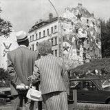 Ein älteres Paar flaniert 1987 durch Hafenstraße