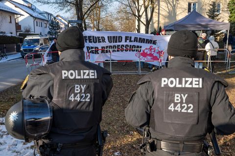 Polizisten vor dem Beginn des Prozesses gegen Hanna S. vor einer Kundgebung der linken Szene