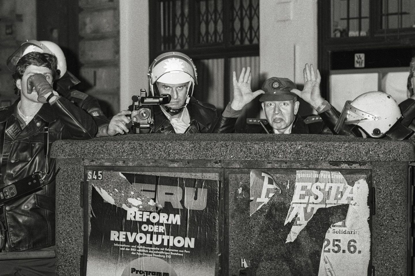 Hamburg 1988 vor der Roten Flora: Polizisten schneiden Grimassen