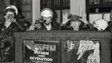 Hamburg 1988 vor der Roten Flora: Polizisten schneiden Grimassen