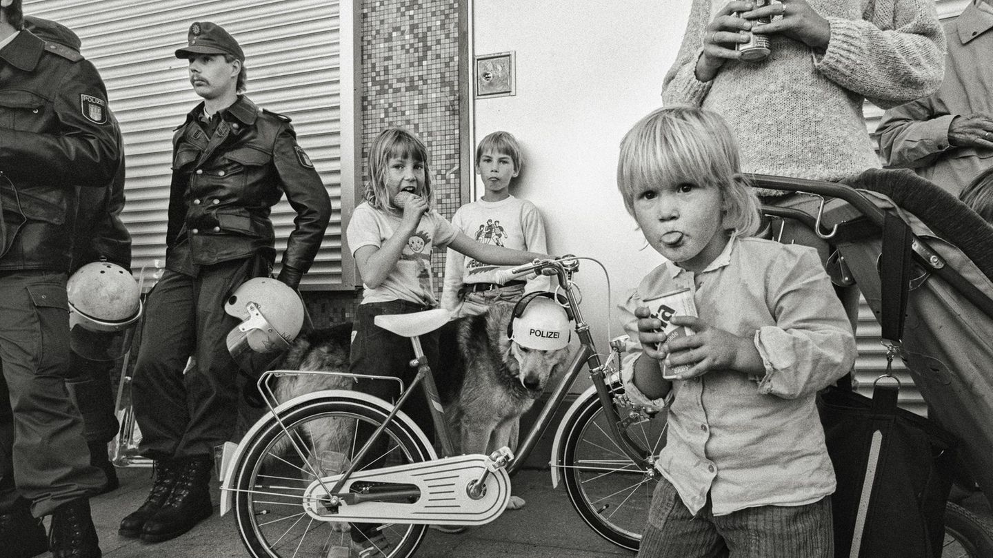 Sommer 1988: Aufwachsen zwischen den Gewalten– die Haspa (Hamburger Sparkasse) am Schulterblatt im Schanzenviertel war über Jahrzehnte ein Ziel von Übergriffen. Da kam sogar die Polizeihunde mit Helm