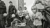 Sommer 1988: Aufwachsen zwischen den Gewalten– die Haspa (Hamburger Sparkasse) am Schulterblatt im Schanzenviertel war über Jahrzehnte ein Ziel von Übergriffen. Da kam sogar die Polizeihunde mit Helm