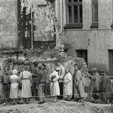 Alte Menschen betrachten die Trümmer der Roten Flora