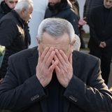 Ein Angehöriger steht während einer Gedenkveranstaltung am Grabstein eines der Opfer von Hanau