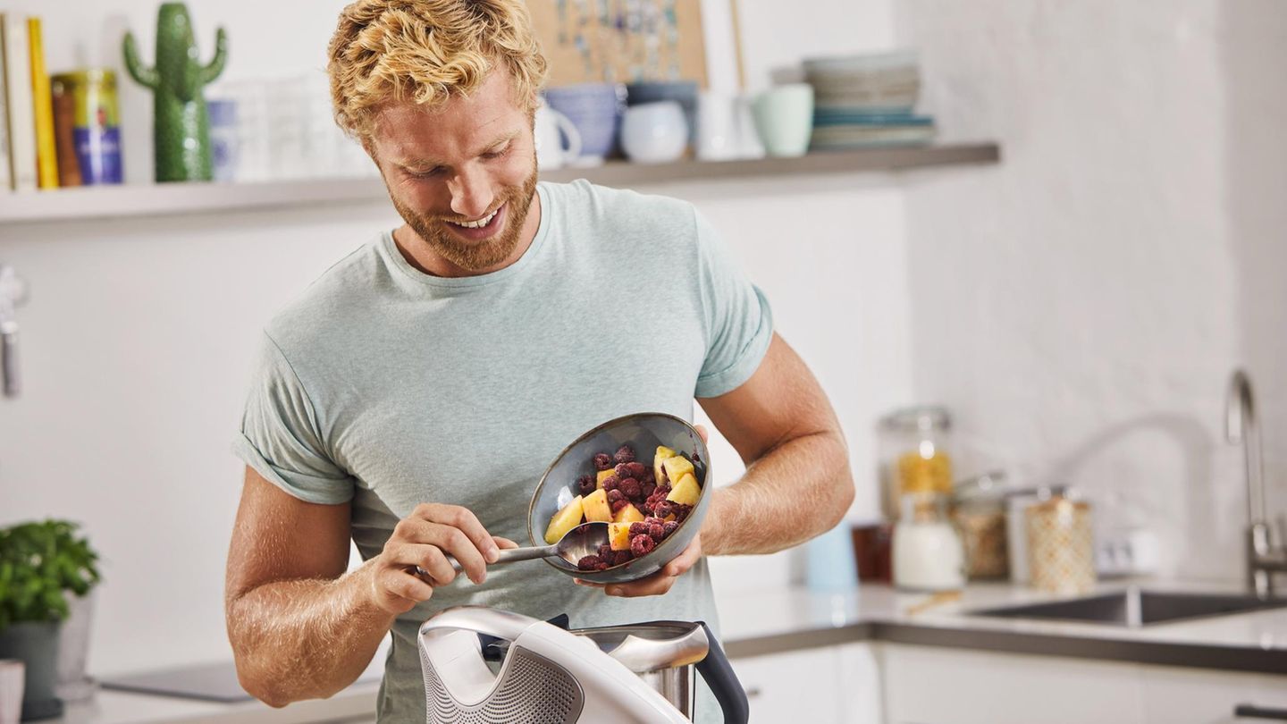 Aufnahme eines unkenntlichen Mannes, der einen Korb voller Reinigungsmittel hält