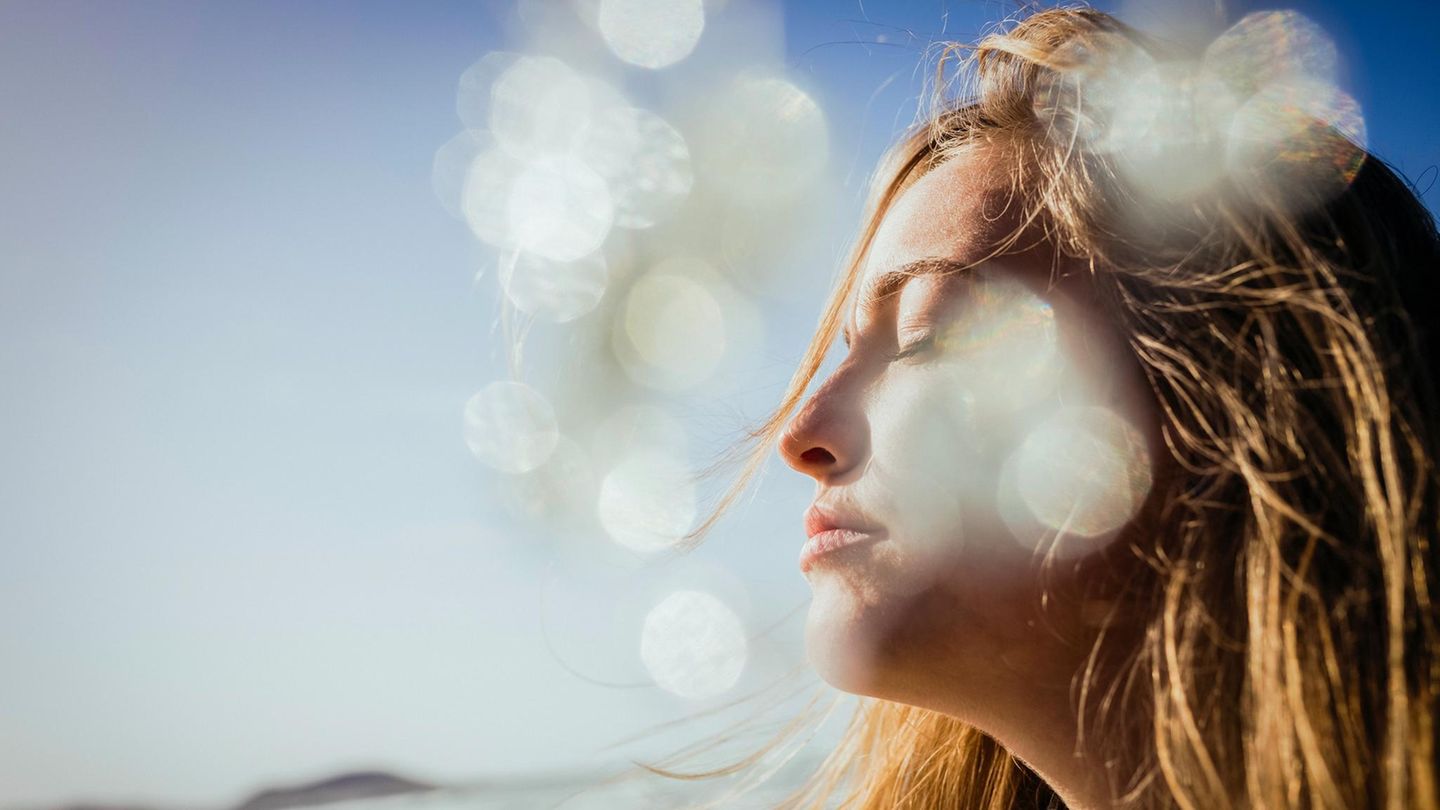 Thema Vitamin D: Frau hält ihr Gesicht in die Sonne