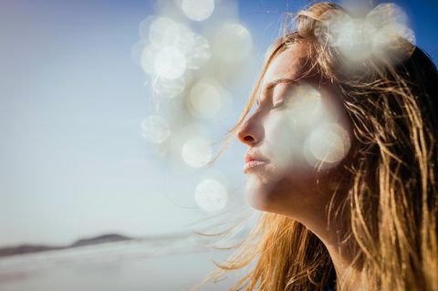 Thema Vitamin D: Frau hält ihr Gesicht in die Sonne