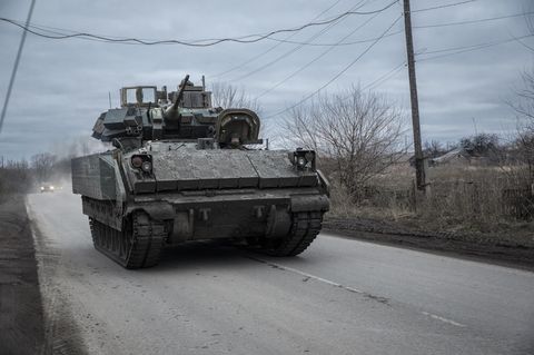Ein amerikanischer Schützenpanzer vom Typ Bradley in der Ukraine
