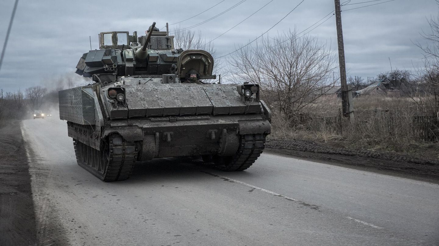 Ein amerikanischer Schützenpanzer vom Typ Bradley in der Ukraine Ein amerikanischer Schützenpanzer vom Typ Bradley in der Ukraine