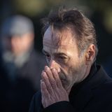 Die Leere, die die Opfer hinterlassen haben, steht diesem Angehörigen ins Gesicht geschrieben