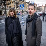 Die beiden Künstler Elin Westerholm und Lupus Nensén haben die kleinen Mäuseläden und -lokale entworfen. Vor kurzem gingen sie an die Öffentlichkeit und lüfteten das Rätsel, wer hinter "Anonymouse" steckt – und verkündeten gleichzeitig das Ende ihrer kleinen Kunstwerke. Die Idee zu den kleinen Mäusehäuschen kam ihnen 2016 in Paris: "Wir saßen auf dem Montmartre und unterhielten uns über all die Vergnügungslokale und den Jugendstil. Die Magie dort hatte etwas, das wir mit nach Hause nehmen wollten", sagte Westerholm