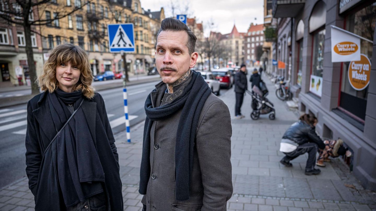 Die beiden Künstler Elin Westerholm und Lupus Nensén haben die kleinen Mäuseläden und -lokale entworfen. Vor kurzem gingen sie an die Öffentlichkeit und lüfteten das Rätsel, wer hinter "Anonymouse" steckt – und verkündeten gleichzeitig das Ende ihrer kleinen Kunstwerke. Die Idee zu den kleinen Mäusehäuschen kam ihnen 2016 in Paris: "Wir saßen auf dem Montmartre und unterhielten uns über all die Vergnügungslokale und den Jugendstil. Die Magie dort hatte etwas, das wir mit nach Hause nehmen wollten", sagte Westerholm