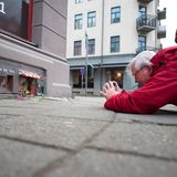 Ein Mann fotografiert die kleinen Mäuselokale in Malmö