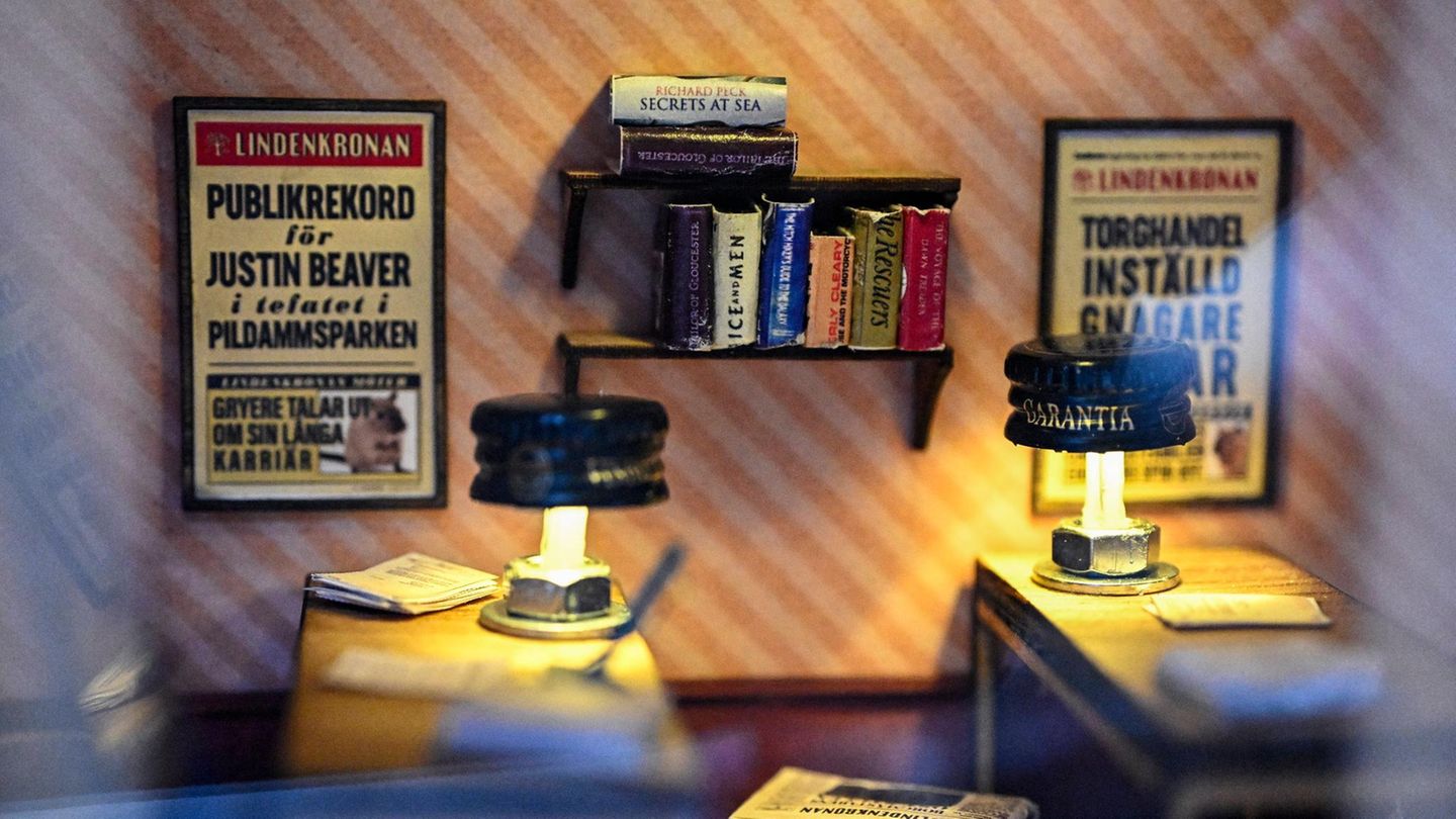 Viel Liebe zum Detail auch in den Redaktionsräumen der "Lindenkronan". Kleine Tischlampen aus Flaschendeckeln leuchten sogar. Der Aufmacher der Zeitung links an der Wand: der Publikumsrekord von Justin Beaver. Also hören Mäuse wohl keine Katzenmusik
