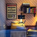 Viel Liebe zum Detail auch in den Redaktionsräumen der "Lindenkronan". Kleine Tischlampen aus Flaschendeckeln leuchten sogar. Der Aufmacher der Zeitung links an der Wand: der Publikumsrekord von Justin Beaver. Also hören Mäuse wohl keine Katzenmusik