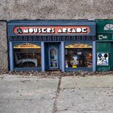 Für jede Maus ist etwas dabei: Man kann entweder in einer Spielhölle daddeln oder nebenan künstlerisch tätig werden