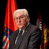 Bundespräsident Frank-Walter Steinmeier hat bei der Gedenkfeier zum Engagement gegen Menschenfeindlichkeit aufgerufen. "Es ist an uns, Menschenfeindlichkeit, Hass und Gewalt entschlossen entgegenzutreten", sagte Steinmeier laut Redetext in Hanau. Die Morde seien nicht aus dem Nichts geschehen