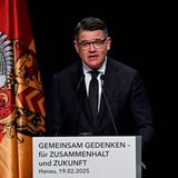 Hessens Ministerpräsident Boris Rhein (CDU) sagte bei der Gedenkfeier, dass das Attentat nicht nur die Familien, sondern auch die Gesellschaft erschüttert habe. "Dieser Anschlag hat uns vor Augen geführt, wie wichtig es ist, sich gegen Rassismus, Antisemitismus und jede Form von Diskriminierung zu stellen", so Rhein. Hass gedeihe durch Gleichgültigkeit und Schweigen