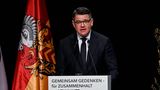 Hessens Ministerpräsident Boris Rhein (CDU) sagte bei der Gedenkfeier, dass das Attentat nicht nur die Familien, sondern auch die Gesellschaft erschüttert habe. "Dieser Anschlag hat uns vor Augen geführt, wie wichtig es ist, sich gegen Rassismus, Antisemitismus und jede Form von Diskriminierung zu stellen", so Rhein. Hass gedeihe durch Gleichgültigkeit und Schweigen
