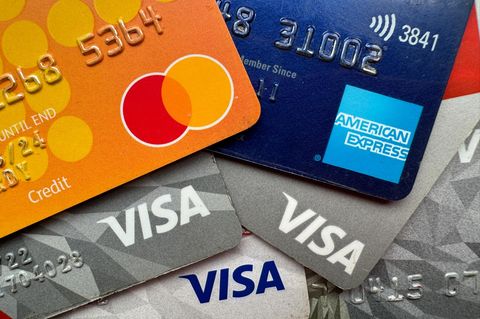 Ob Sie eine echte Kreditkarte in der Hand halten, sehen Sie am Wörtchen "Credit" (im Unterschied zu "Debit")