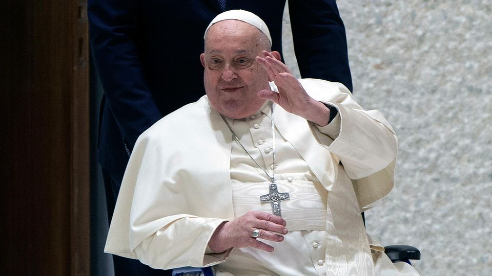 Krankes Kirchenoberhaupt: Sorge um Papst Franziskus: Pontifex hat beidseitige Lungenentzündung Krankes Kirchenoberhaupt: Sorge um Papst Franziskus: Pontifex hat beidseitige Lungenentzündung