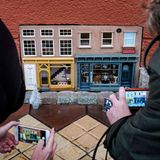 Hier hat das "Anonymouse"-Duo gleich drei Lokalitäten in einem gebastelt: eine Herberge, einen Friseursalon und ein Tanzstudio, betrieben von Mama Mousekewitz. Dort tanzen dann wohl die Mäuse auf den Tischen, wenn die Katze aus dem Haus ist