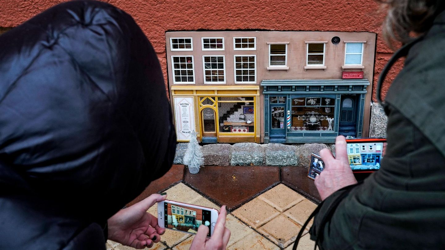 Hier hat das "Anonymouse"-Duo gleich drei Lokalitäten in einem gebastelt: eine Herberge, einen Friseursalon und ein Tanzstudio, betrieben von Mama Mousekewitz. Dort tanzen dann wohl die Mäuse auf den Tischen, wenn die Katze aus dem Haus ist