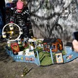 Der Mäuse-Rummel bietet ein Teetassenkarussell (mit echten Teetassen), ein Riesenrad aus einem kleinen Fahrradreifen und alten Maisdosen, ein Katzen-Gruselkabinett und eine Wahrsagerin namens Madame Raclette