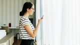 Frau schaut auf ihr Handy