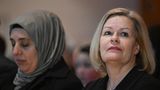 Bundesinnenministerin Nancy Faeser (r., SPD) nahm ebenfalls an der Gedenkfeier in Hanau teil