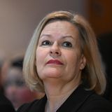 Bundesinnenministerin Nancy Faeser (r., SPD) nahm ebenfalls an der Gedenkfeier in Hanau teil