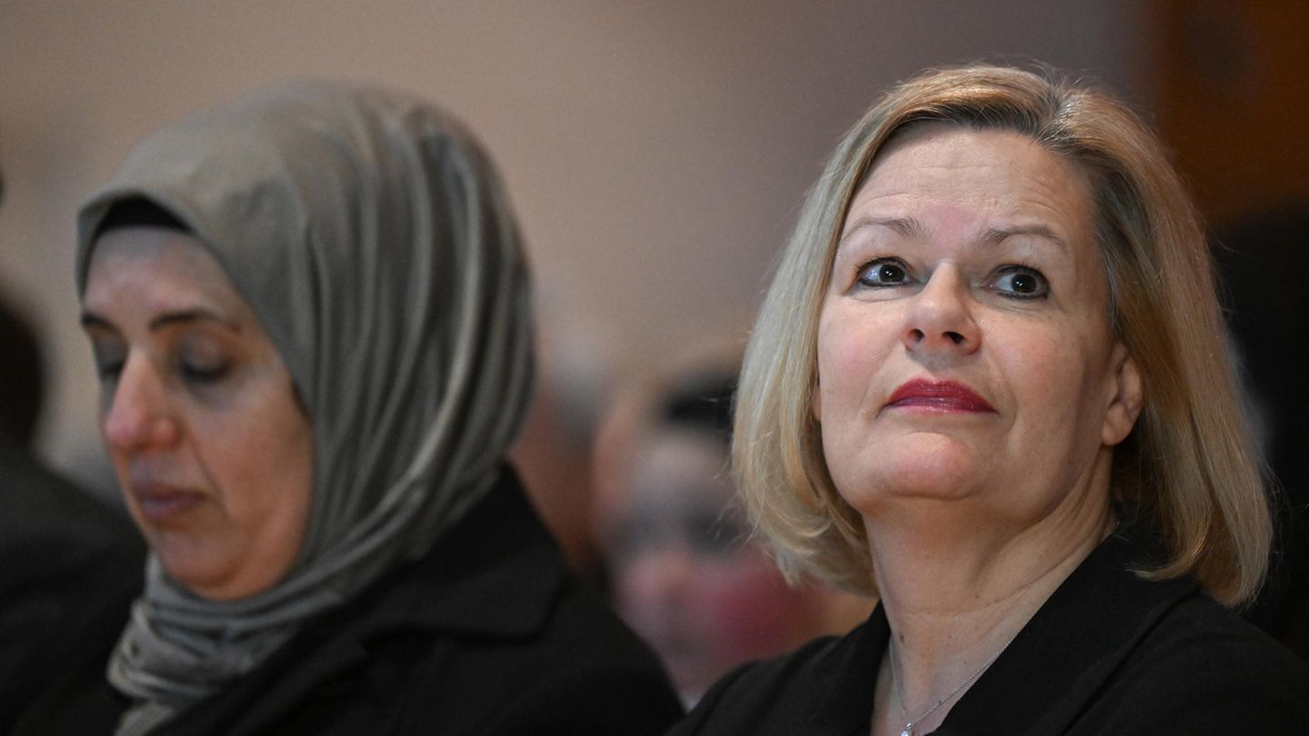 Bundesinnenministerin Nancy Faeser (r., SPD) nahm ebenfalls an der Gedenkfeier in Hanau teil