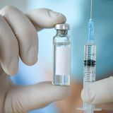 Spritze und Impfdose