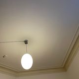 Blick zur Zimmerdecke mit Lampe