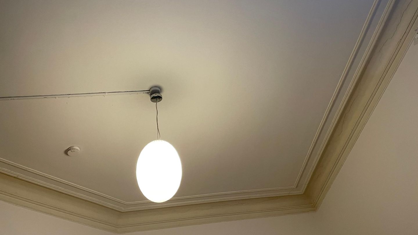 Blick zur Zimmerdecke mit Lampe