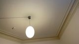 Blick zur Zimmerdecke mit Lampe