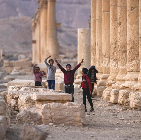 Kinder spielen nach der Befreiung Syriens vor den Ruinen von Palmyra