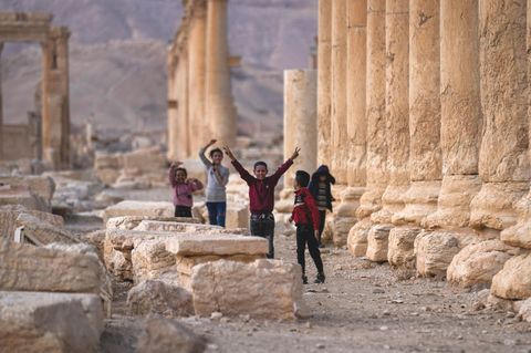 Kinder spielen nach der Befreiung Syriens vor den Ruinen von Palmyra