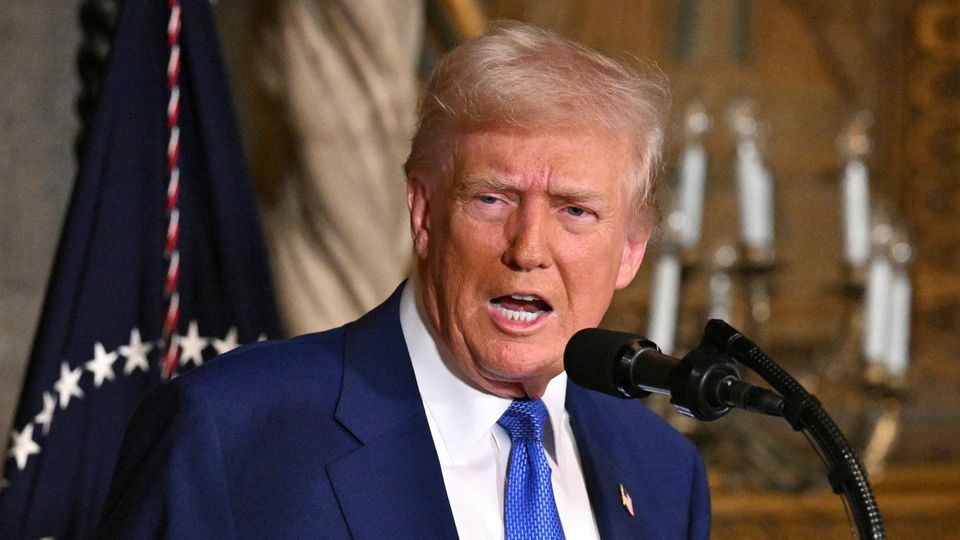 US-Präsident Donald Trump gibt ukrainischer Regierung Mitschuld am Krieg Donald Trump spricht in seinem Anwesen in Mar-a-Lago
