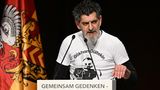 Auch Çetin Gültekin ergriff das Wort. Er hat inzwischen ein Buch geschrieben. In "Geboren, aufgewachsen und ermordet in Deutschland" (Heyne Verlag) berichtet Çetin Gültekin über das Leben seines Bruders Gökhan und den Anschlag. In dem Buch schildert er, wie sie als Kinder aus der Türkei eingewanderter Kurden in Hanau aufwuchsen und lebten. Einen breiten Raum nimmt der Anschlag selbst ein, das Entsetzen, die Trauer und der Kampf um die nach seiner Ansicht unzureichende Aufklärung der Tat. Von immer wiederkehrenden rassistischen Drohungen wolle er sich nicht einschüchtern lassen, schreibt Gültekin weiter: "Was kann es Schlimmeres geben, als dass mein Bruder tot ist? Wovor soll ich mich noch fürchten?"