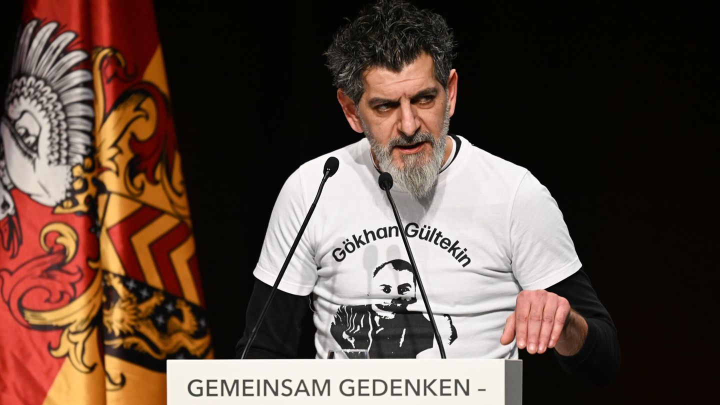 5. Jahrestag: Auch Çetin Gültekin ergriff das Wort. Er hat inzwischen ein Buch geschrieben. In "Geboren, aufgewachsen und ermordet in Deutschland" (Heyne Verlag) berichtet Çetin Gültekin über das Leben seines Bruders Gökhan und den Anschlag. In dem Buch schildert er, wie sie als Kinder aus der Türkei eingewanderter Kurden in Hanau aufwuchsen und lebten. Einen breiten Raum nimmt der Anschlag selbst ein, das Entsetzen, die Trauer und der Kampf um die nach seiner Ansicht unzureichende Aufklärung der Tat. Von immer wiederkehrenden rassistischen Drohungen wolle er sich nicht einschüchtern lassen, schreibt Gültekin weiter: "Was kann es Schlimmeres geben, als dass mein Bruder tot ist? Wovor soll ich mich noch fürchten?" Auch Çetin Gültekin ergriff das Wort. Er hat inzwischen ein Buch geschrieben. In "Geboren, aufgewachsen und ermordet in Deutschland" (Heyne Verlag) berichtet Çetin Gültekin über das Leben seines Bruders Gökhan und den Anschlag. In dem Buch schildert er, wie sie als Kinder aus der Türkei eingewanderter Kurden in Hanau aufwuchsen und lebten. Einen breiten Raum nimmt der Anschlag selbst ein, das Entsetzen, die Trauer und der Kampf um die nach seiner Ansicht unzureichende Aufklärung der Tat. Von immer wiederkehrenden rassistischen Drohungen wolle er sich nicht einschüchtern lassen, schreibt Gültekin weiter: "Was kann es Schlimmeres geben, als dass mein Bruder tot ist? Wovor soll ich mich noch fürchten?"