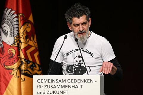 Auch Çetin Gültekin ergriff das Wort. Er hat inzwischen ein Buch geschrieben. In "Geboren, aufgewachsen und ermordet in Deutschland" (Heyne Verlag) berichtet Çetin Gültekin über das Leben seines Bruders Gökhan und den Anschlag. In dem Buch schildert er, wie sie als Kinder aus der Türkei eingewanderter Kurden in Hanau aufwuchsen und lebten. Einen breiten Raum nimmt der Anschlag selbst ein, das Entsetzen, die Trauer und der Kampf um die nach seiner Ansicht unzureichende Aufklärung der Tat. Von immer wiederkehrenden rassistischen Drohungen wolle er sich nicht einschüchtern lassen, schreibt Gültekin weiter: "Was kann es Schlimmeres geben, als dass mein Bruder tot ist? Wovor soll ich mich noch fürchten?"