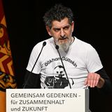 Auch Çetin Gültekin ergriff das Wort. Er hat inzwischen ein Buch geschrieben. In "Geboren, aufgewachsen und ermordet in Deutschland" (Heyne Verlag) berichtet Çetin Gültekin über das Leben seines Bruders Gökhan und den Anschlag. In dem Buch schildert er, wie sie als Kinder aus der Türkei eingewanderter Kurden in Hanau aufwuchsen und lebten. Einen breiten Raum nimmt der Anschlag selbst ein, das Entsetzen, die Trauer und der Kampf um die nach seiner Ansicht unzureichende Aufklärung der Tat. Von immer wiederkehrenden rassistischen Drohungen wolle er sich nicht einschüchtern lassen, schreibt Gültekin weiter: "Was kann es Schlimmeres geben, als dass mein Bruder tot ist? Wovor soll ich mich noch fürchten?"