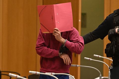 Attentat in Mannheim: Sulaiman Ataee läuft in den Gerichtssaal