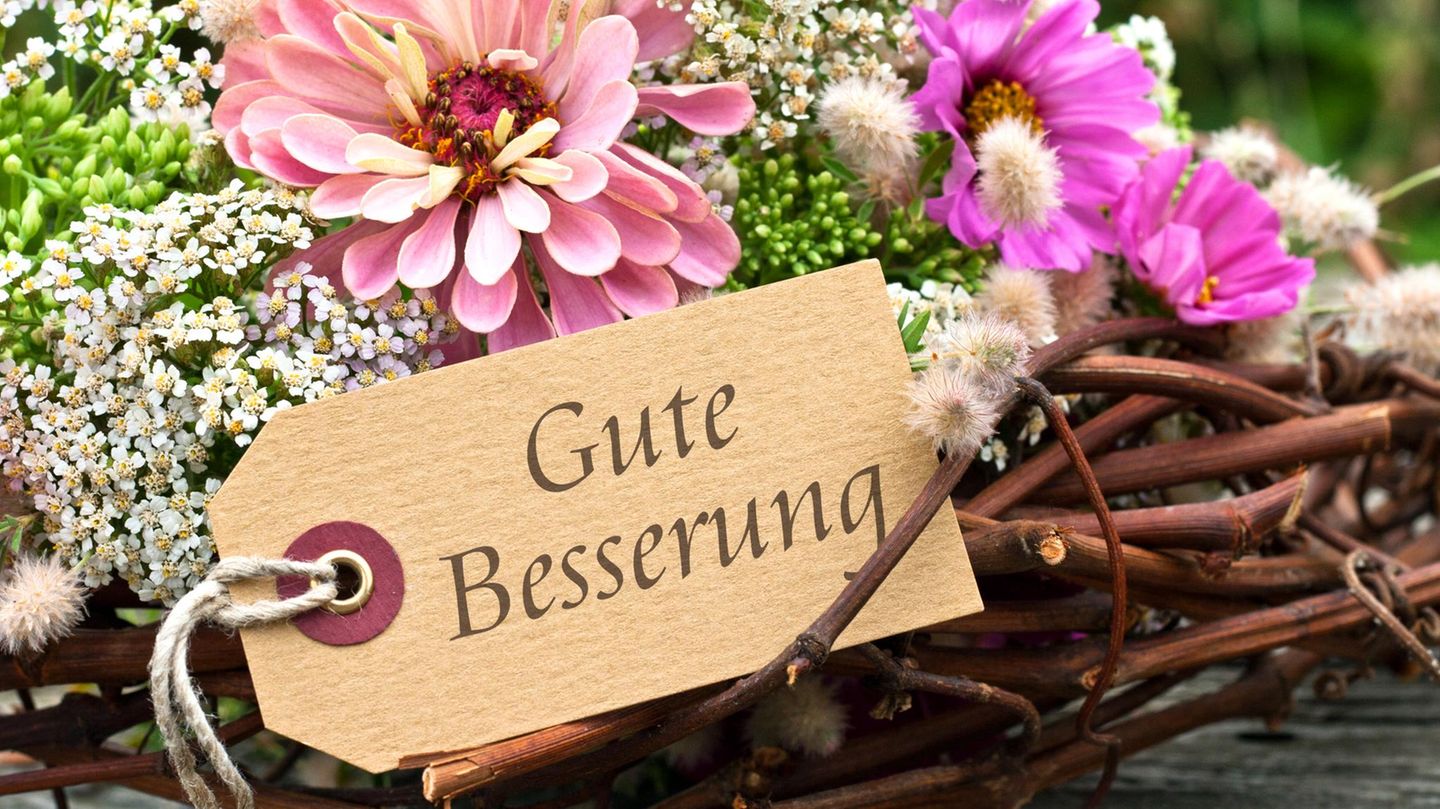 Blumen mit Schild "Gute Besserung"